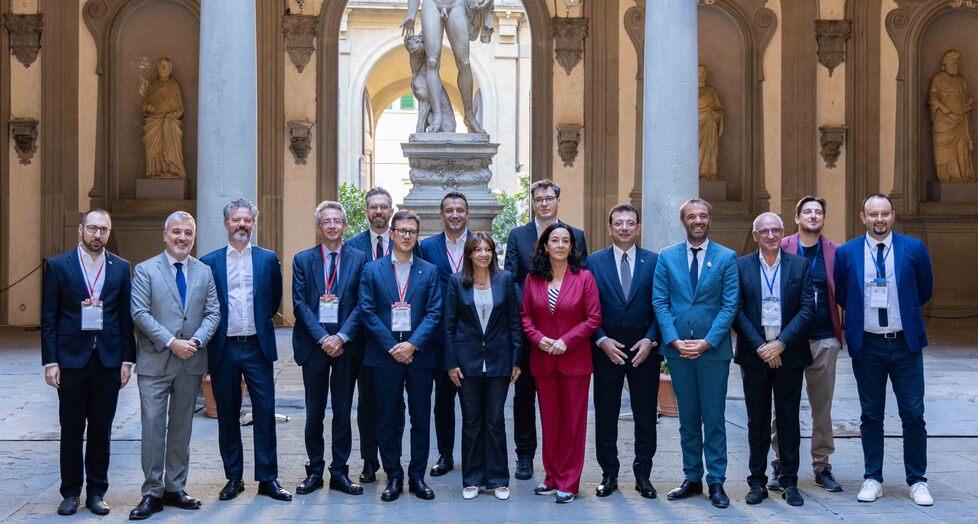 Foto di gruppo per la delegazione dei sindaci di numerose città italiane ed europee