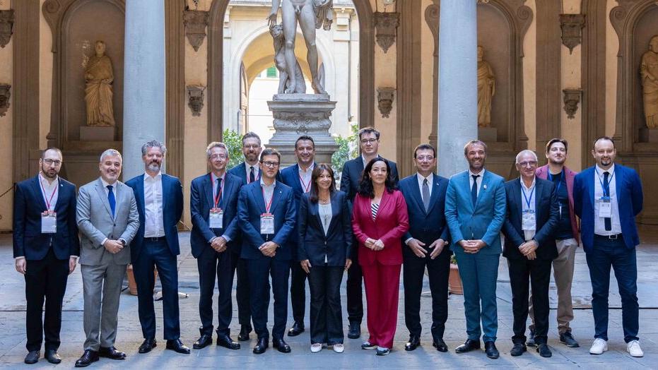 Foto di gruppo per la delegazione dei sindaci di numerose città italiane ed europee