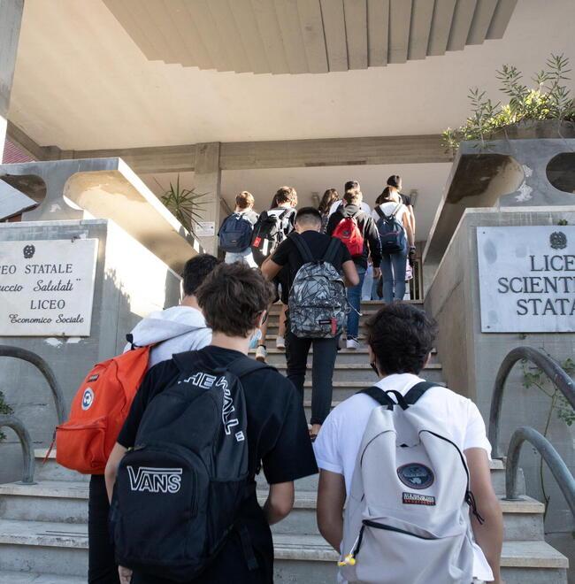 Studenti all’ingresso della sede del liceo Salutati in viale Marconi
