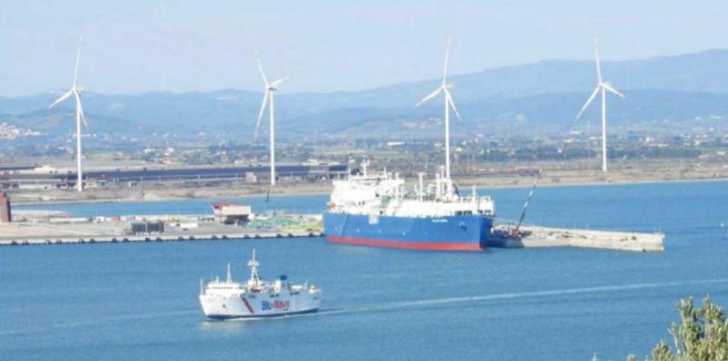 
	La Golar Tundra accostata alla banchina Est della darsena nord del porto

