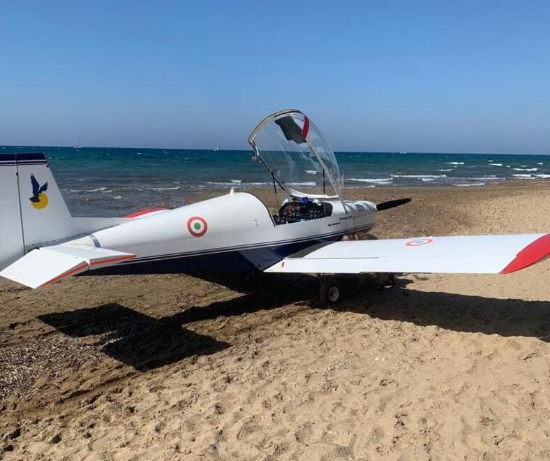 L’aereo sulla spiaggia dopo l’ammaraggio