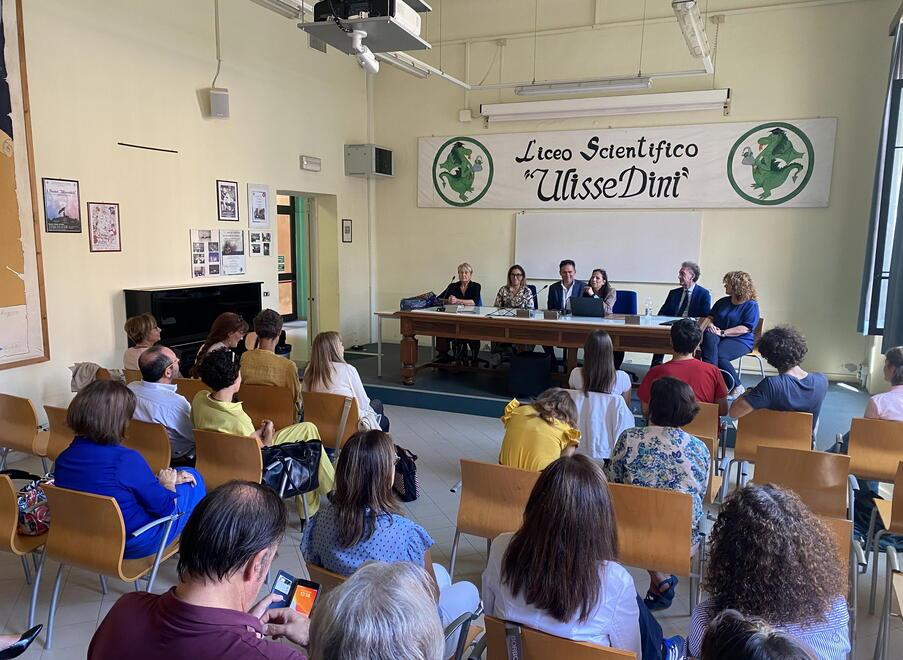 Un momento della cerimonia ieri mattina nell’aula magna del liceo Dini (foto Fabio Muzzi)
