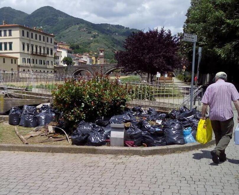 Sacchi riempiti con i rifiuti abbandonati in una precedente iniziativa di pulizia del lungo fiume a Pescia