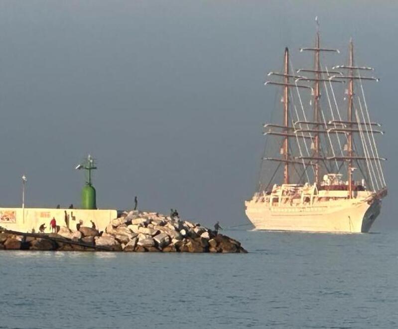 Il bellissimo veliero Sea Cloud Spirit al suo arrivo in porto ieri mattina, dispiegando i suoi 4.100 metri quadrati di vele
