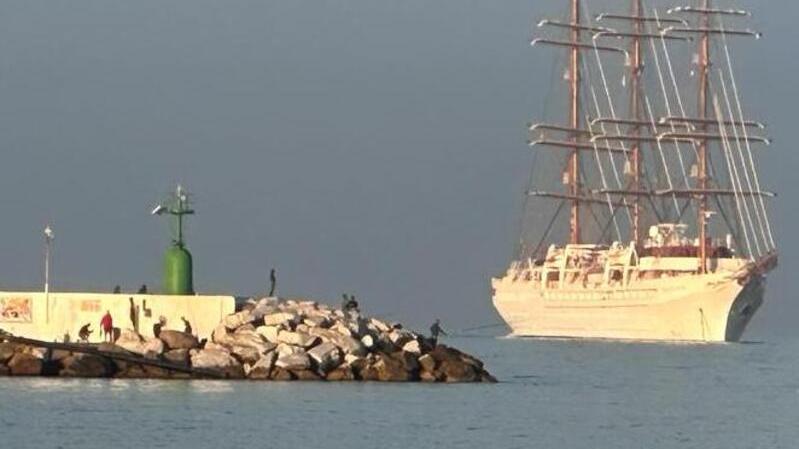 Il bellissimo veliero Sea Cloud Spirit al suo arrivo in porto ieri mattina, dispiegando i suoi 4.100 metri quadrati di vele