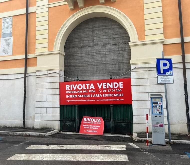 Il cartello della società immobiliare Rivolta (foto Enzo Russo)