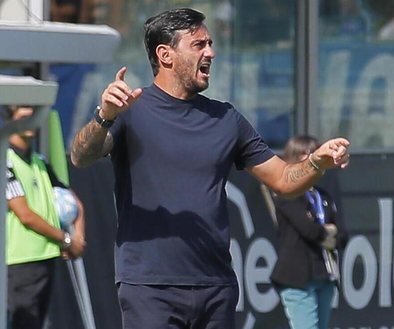 Alberto Aquilani mentre prova a impartire le direttive ai suoi (foto Muzzi)