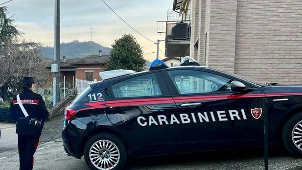 Minaccia con un coltello l’amico che non lo invita in piscina: 34enne finisce agli arresti domiciliari