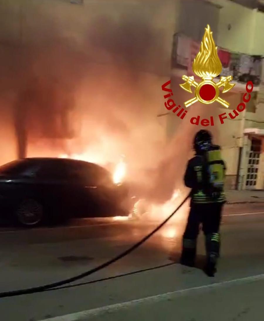 Sassari, paura in via Rockfeller: auto in fiamme accanto a una casa