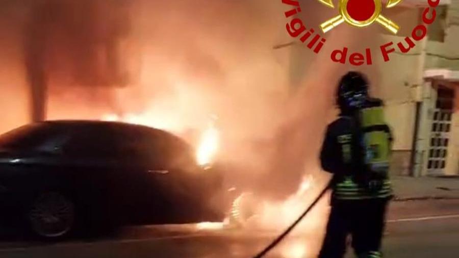 Sassari, paura in via Rockfeller: auto in fiamme accanto a una casa