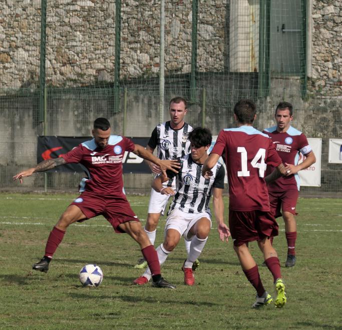 Un’azione di gioco della gara di Coppa tra Viareggio e Pietrasanta (foto Roberto Paglianti)