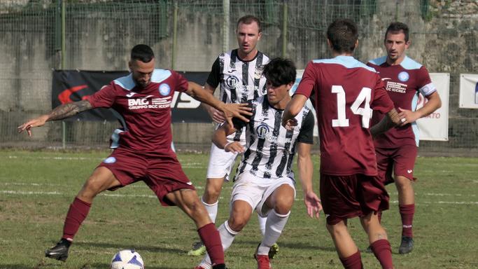 Un’azione di gioco della gara di Coppa tra Viareggio e Pietrasanta (foto Roberto Paglianti)