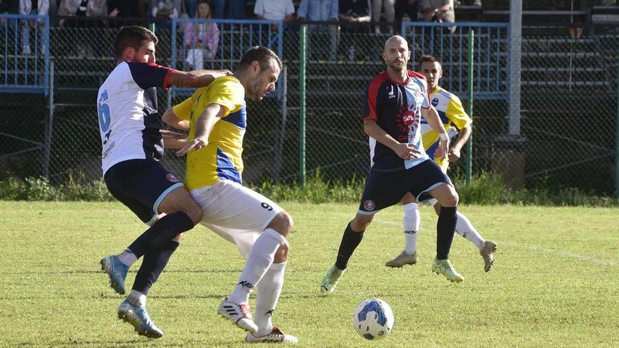 L’attaccante del Piombino Papa difende palla (foto di Paolo Barkettani)