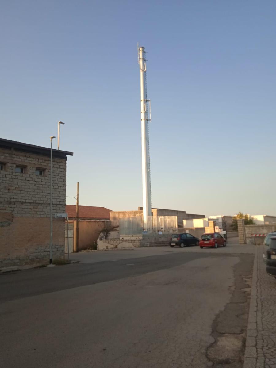 
	L'antenna davanti al cimitero di Tempio

