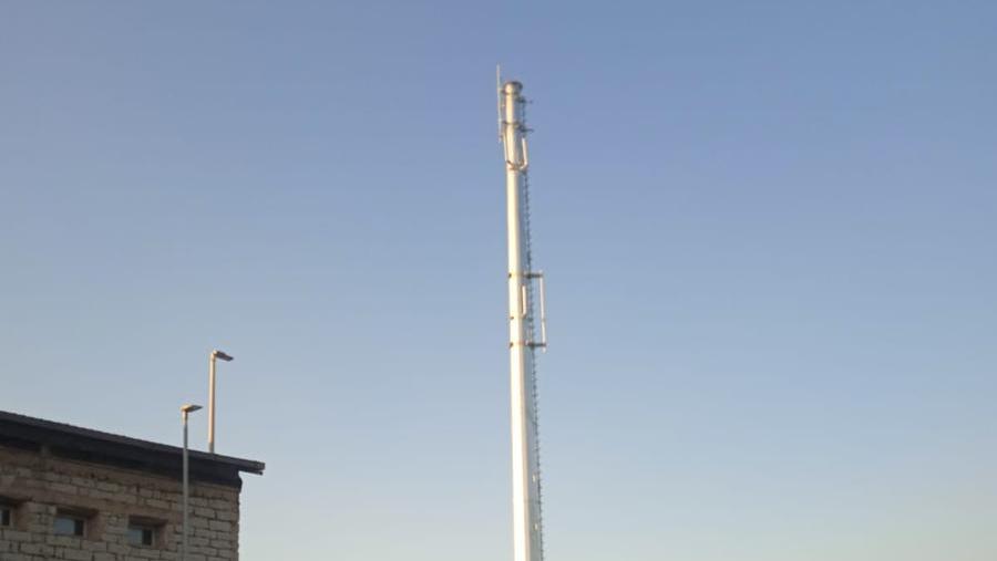 
	L&#39;antenna davanti al cimitero di Tempio

