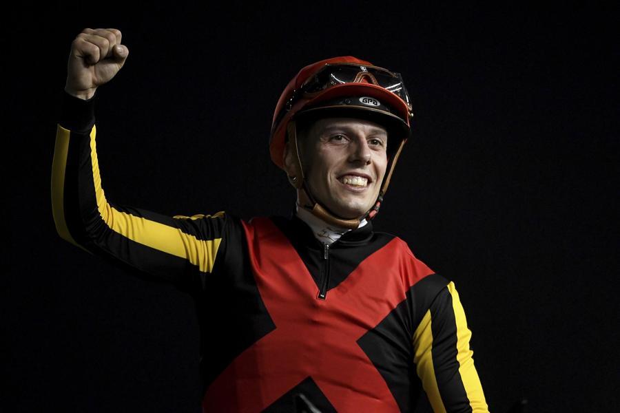 Il fantino sardo Cristian Demuro vince l’Arc de Triomphe