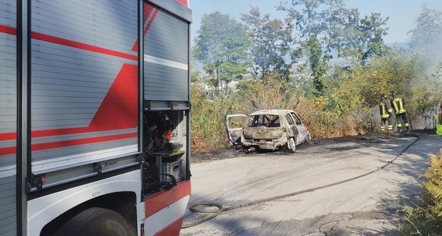 Pistoia, a fuoco un’auto impegnata nelle prove speciali del rally