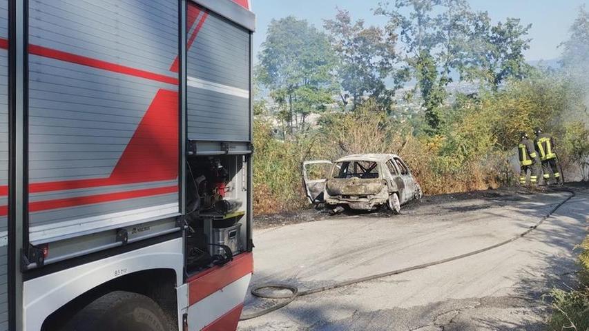 Pistoia, a fuoco un’auto impegnata nelle prove speciali del rally