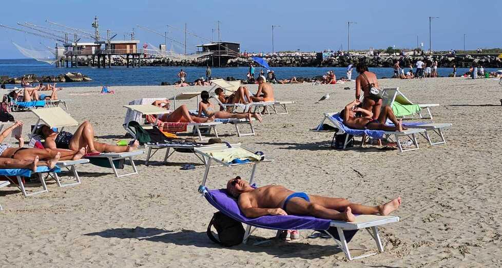 La lunga estate ai Lidi, i balneari ritirano fuori ombrelloni e lettini