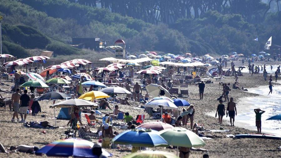 La spiaggia di Baratti in una foto scattata il 30 settembre 2023 (Foto Barlettani)