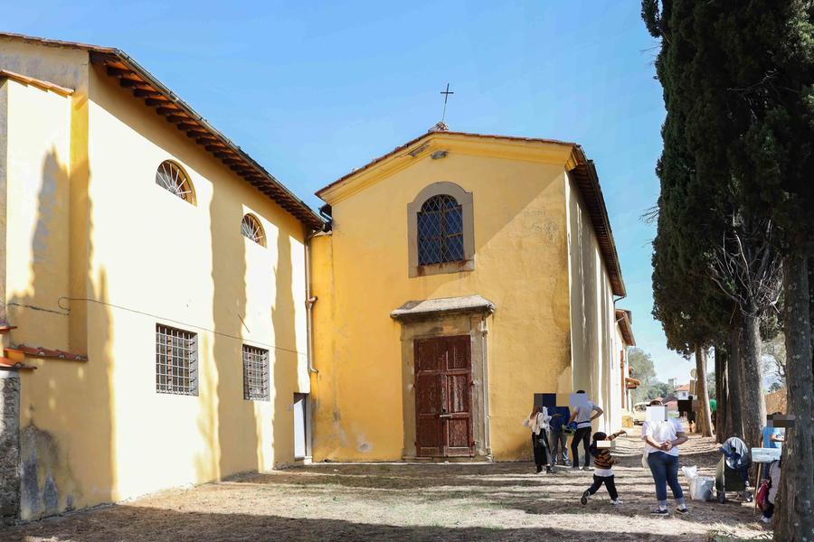 Careggi, in venti occupano l’ex convento abbandonato: ci sono anche anziani e bambini