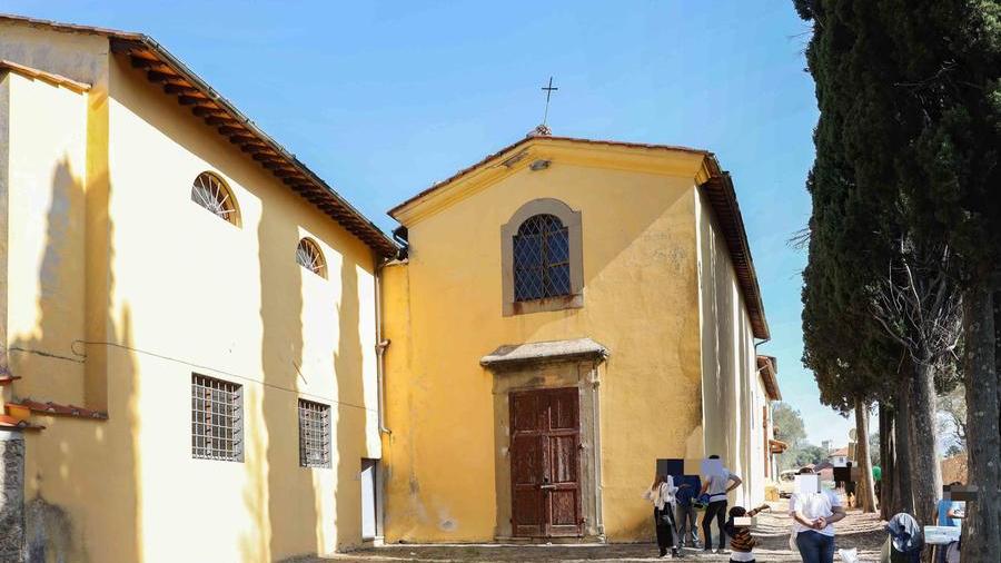 Careggi, in venti occupano l’ex convento abbandonato: ci sono anche anziani e bambini
