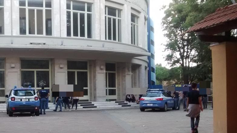 Livorno, è allarme baby gang in centro: «Paura a lasciare i figli soli»