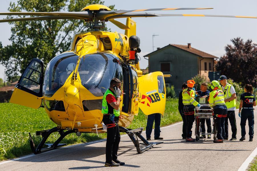 Massa Fiscaglia, si sente male dopo la caduta in moto: uomo in prognosi riservata