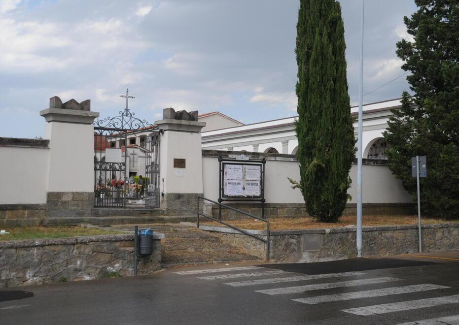 Altopascio, buttata a terra e scippata
