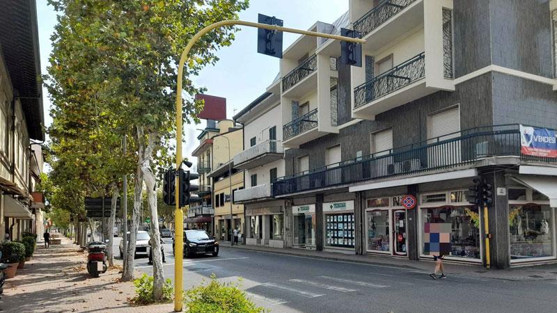 Montecatini, semaforo “spara-multe” del Tommei: acquistati dal Comune i cartelli luminosi
