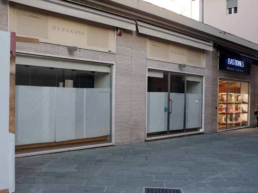 Massa, diciotto fondi sfitti in tre strade. Ma, in centro, c’è chi resiste
