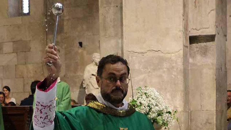 Carrara, folla per l’ingresso in Duomo del parroco-coordinatore