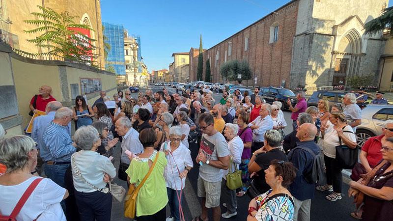 Museo Marini, 200 persone al flash mob: «Le sue opere a Pistoia»