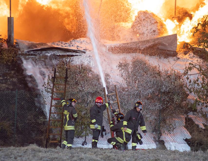 Carpi, dopo l’incendio la rabbia: «Non si può più stare qui» 