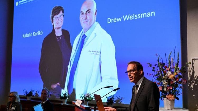 Nobel per la Medicina, il premio a Katalin Karikò e a Drew Weissman per gli studi sui vaccini anti-Covid