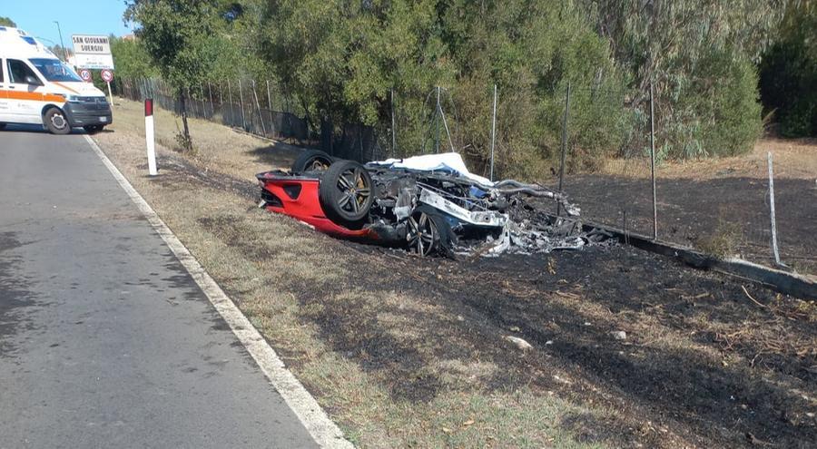 Ferrari si scontra con un camper: due morti carbonizzati in Sardegna