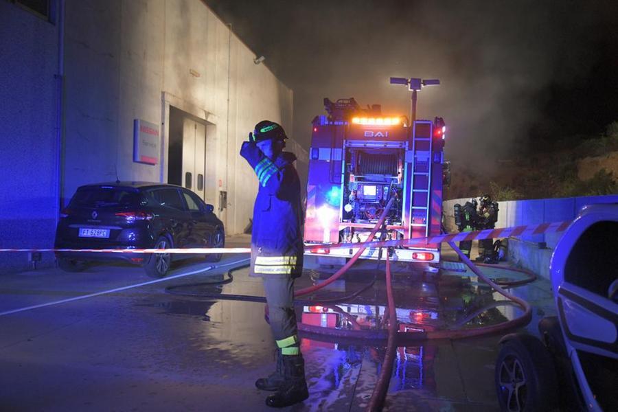 Olbia, fiamme nella zona industriale