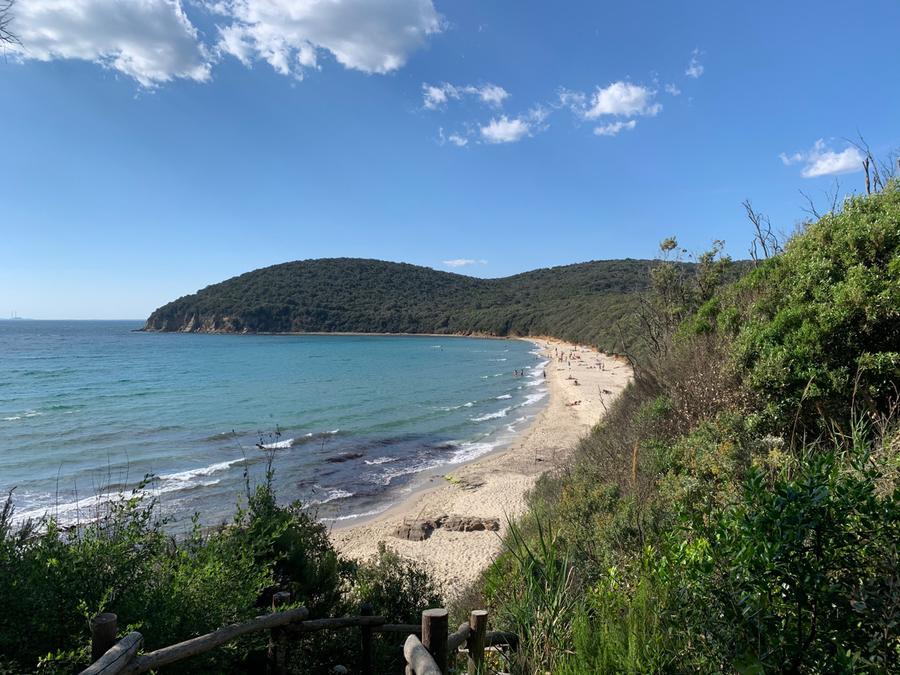 Paura a Cala Violina: passeggia sugli scogli e viene colpita da un pezzo di roccia, donna in ospedale