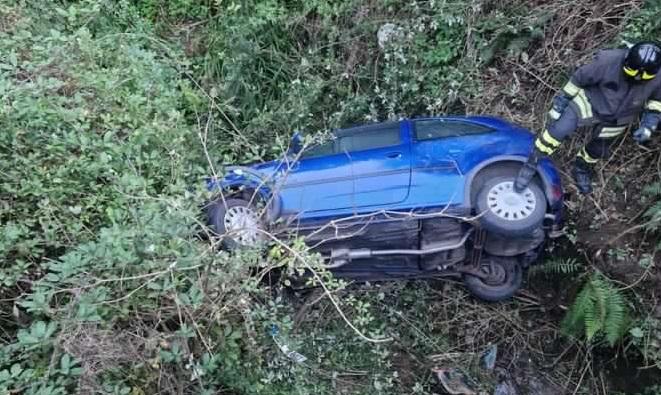 Borgo a Mozzano, vanno fuori strada con l’auto e precipitano nel fiume: due feriti