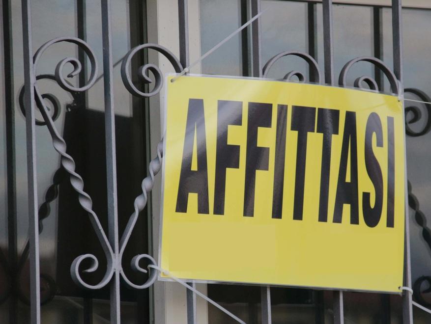 Sos affitti, lui a Viareggio da un amico, la famiglia a Montecatini: da 3 anni cerca un alloggio annuale