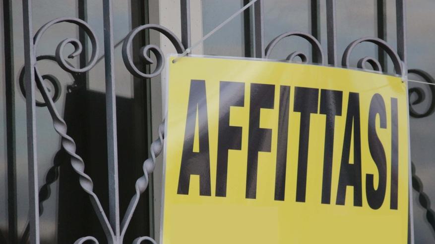 Sos affitti, lui a Viareggio da un amico, la famiglia a Montecatini: da 3 anni cerca un alloggio annuale