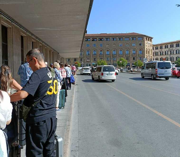 Firenze, alla stazione tutti in coda per un taxi. E i tassisti: «Poche corsie dedicate». Il nostro test