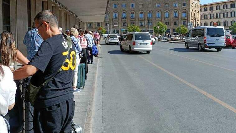 Firenze, alla stazione tutti in coda per un taxi. E i tassisti: «Poche corsie dedicate». Il nostro test