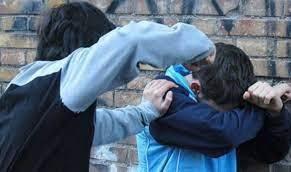 Prato, violenta lite fra dodicenni davanti a scuola: la bidella cerca di dividerli e finisce in ospedale