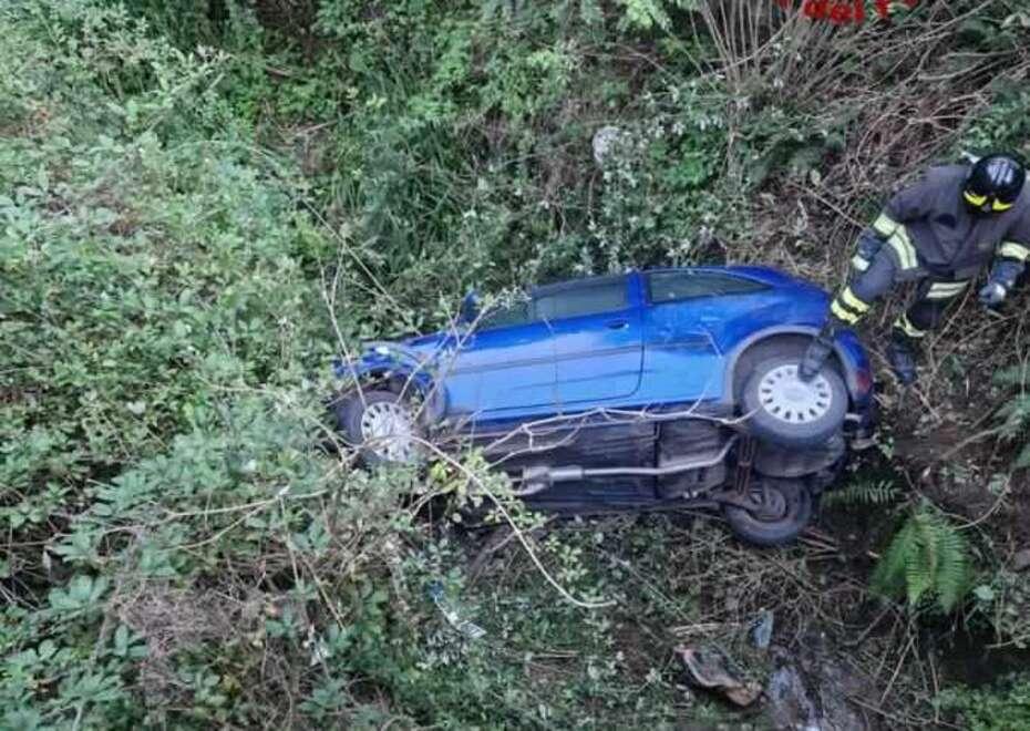 Borgo a Mozzano, l’auto fuori strada poi il volo nella scarpata: grave una donna incinta