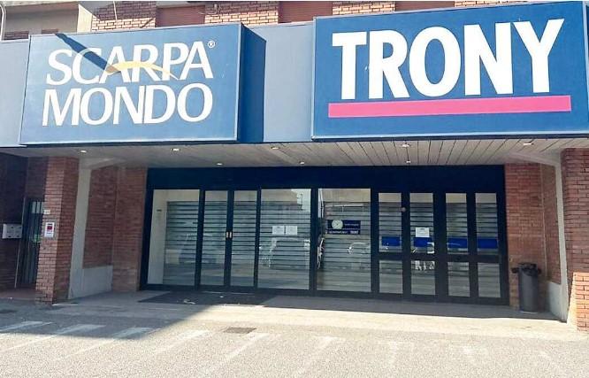 Orbetello, Trony e Scarpamondo chiudono: futuro incerto per 13 dipendenti