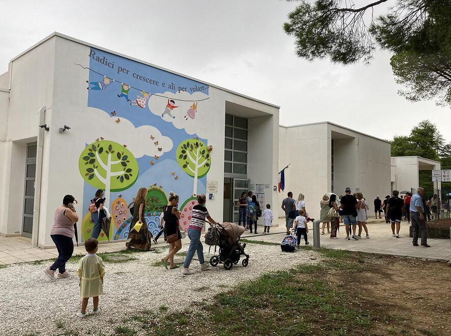 Cecina, pannelli fotovoltaici su otto scuole: affidati i lavori per l’installazione