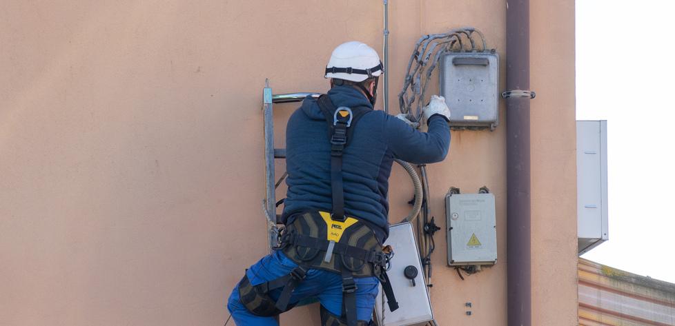 Ruba l’energia elettrica allacciandosi alla rete: blitz a Mesola di fornitore e carabinieri