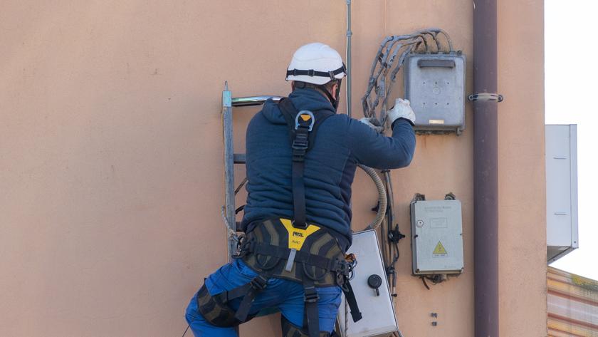 Ruba l’energia elettrica allacciandosi alla rete: blitz a Mesola di fornitore e carabinieri