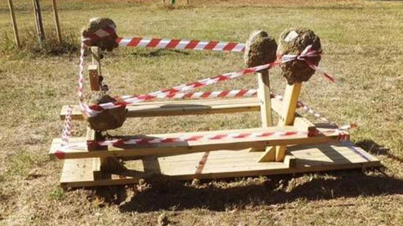 Vandali ai giardini di via Pertini. Sradicati i tavoli dell’area pic-nic
